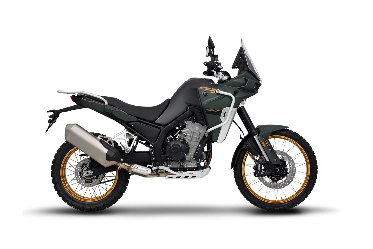 <div class='descrGalleryTitle'>KOVE 800X ADVENTURE PRO</div><div class='descrGalleryText'><p>L’<b>Adventure Pro</b> è un allestimento più spinto per l’impiego fuoristrada. Non cambia nulla a livello di motore, se non per l’aggiunta del quick shifter di serie, ma cambia parecchio a livello di ciclistica. Sulla Pro troviamo un comparto sospensivo pregiato, con <b>unità Kayaba pluriregolabili </b>che garantiscono 240 mm di escursione a entrambe le ruote. Crescono anche la luce a terra, 275 mm, e l’altezza sella, regolabile tra 865 e 875 mm.&nbsp;</p>
<p>Migliori anche i freni, con due <b>pinze ad attacco radiale</b> a 4 pistoncini a marchio Taisko. Gli pneumatici sono i <b>Pirelli Scorpion Rally STR</b> che ben conosciamo. Il dato del peso in ordine di marcia è un filo superiore ma comunque notevole: 185 kg. <b>Costerà 9.790 euro</b>.<br>
</p>
</div>